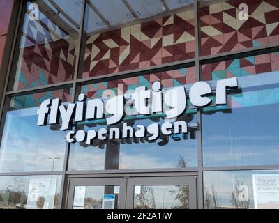 Flying Tiger, Geschäft vor und Schild, Rushden Lakes Shopping Centre, Northamptonshire, Großbritannien Stockfoto