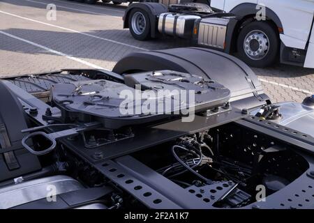 Ansicht des hinteren Teils des 18-Radfahrzeugs. Sichtbare Kupplungen des fünften Rads sind an einer Traktoreinheit angebracht, um sie mit dem Anhänger zu verbinden. Stockfoto