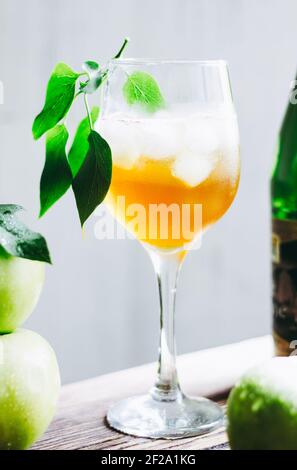 Erfrischender Apfelwein. Apfelbier, Saft, Essig. Stockfoto