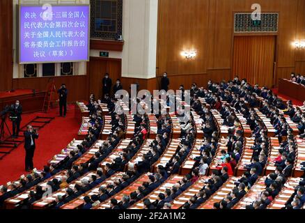 Peking, China. März 2021, 11th. Die Abschlusssitzung der vierten Sitzung des Nationalen Volkskongresses 13th (NPC) findet am 11. März 2021 in der Großen Halle des Volkes in Peking, der Hauptstadt Chinas, statt. Quelle: Zhang Yuwei/Xinhua/Alamy Live News Stockfoto