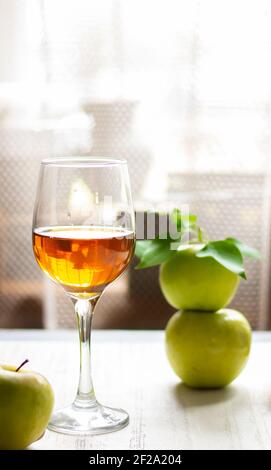 Erfrischender Apfelwein. Apfelbier, Saft, Essig. Stockfoto