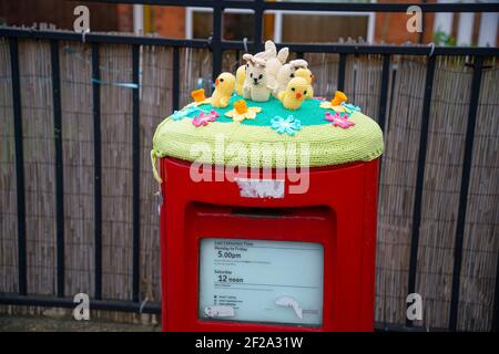 Rot, Briefkasten, Briefkasten, gehäkelt, Royal Mail, Wollmützen, Abdeckungen, handgestrickt, Säulenboxen, Lincoln City, Meerestiere, Osterhasen, Blumen. Stockfoto