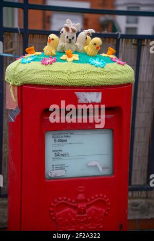 Rot, Briefkasten, Briefkasten, gehäkelt, Royal Mail, Wollmützen, Abdeckungen, handgestrickt, Säulenboxen, Lincoln City, Meerestiere, Osterhasen, Blumen. Stockfoto