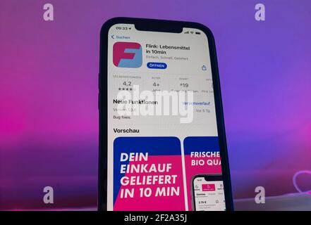 Berlin, Deutschland. März 2021, 11th. Die App des mobilen Supermarkts Flink im Apple App Store auf einem iPhone. Über eine schlecht gesicherte Programmschnittstelle konnte ohne Autorisierung auf Kundendaten zugegriffen werden. Die Sicherheitslücke ist inzwischen geschlossen. Das Start-up ist bisher in Berlin, Hamburg, München und Nürnberg aktiv, zumindest in einigen Teilen der Stadt. Der Service kauft im Auftrag der Kunden aus konventionellen Supermärkten Waren ein und liefert sie mit Fahrradkurierern. Quelle: Christoph Dernbach/dpa/Alamy Live News Stockfoto