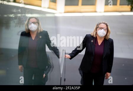 Berlin, Deutschland. März 2021, 11th. Svenja Schulze (SPD), Bundesministerin für Umwelt, Naturschutz und Reaktorsicherheit, kommt mit einer Maske aus dem Jahr FFP2 auf eine Pressekonferenz anlässlich des zehnten Jahrestages der Atomkatastrophe in Fukushima und präsentiert ein Papier zum Abschluss des Atomausstiegs. Quelle: Kay Nietfeld/dpa/Alamy Live News Stockfoto