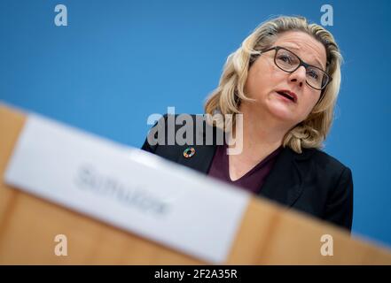 Berlin, Deutschland. März 2021, 11th. Svenja Schulze (SPD), Bundesministerin für Umwelt, Naturschutz und Reaktorsicherheit, hält eine Pressekonferenz zum zehnten Jahrestag der Atomkatastrophe von Fukushima ab und stellt ein Papier zum Abschluss des Atomausstiegs vor. Quelle: Kay Nietfeld/dpa/Alamy Live News Stockfoto