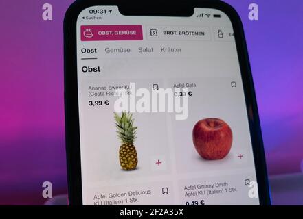 Berlin, Deutschland. März 2021, 11th. Die App des mobilen Supermarkts Flink auf einem iPhone. Über eine schlecht gesicherte Programmschnittstelle konnte ohne Autorisierung auf Kundendaten zugegriffen werden. Die Sicherheitslücke ist inzwischen geschlossen. Das Start-up ist bisher in Berlin, Hamburg, München und Nürnberg aktiv, zumindest in einigen Teilen der Stadt. Der Service kauft im Auftrag der Kunden aus konventionellen Supermärkten Waren ein und liefert sie mit Fahrradkurierern. Quelle: Christoph Dernbach/dpa/Alamy Live News Stockfoto