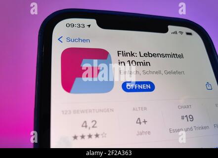 Berlin, Deutschland. März 2021, 11th. Die App des mobilen Supermarkts Flink im Apple App Store auf einem iPhone. Über eine schlecht gesicherte Programmschnittstelle konnte ohne Autorisierung auf Kundendaten zugegriffen werden. Die Sicherheitslücke ist inzwischen geschlossen. Das Start-up ist bisher in Berlin, Hamburg, München und Nürnberg aktiv, zumindest in einigen Teilen der Stadt. Der Service kauft im Auftrag der Kunden aus konventionellen Supermärkten Waren ein und liefert sie mit Fahrradkurierern. Quelle: Christoph Dernbach/dpa/Alamy Live News Stockfoto