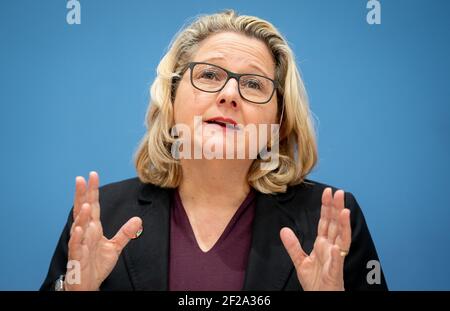 Berlin, Deutschland. März 2021, 11th. Svenja Schulze (SPD), Bundesministerin für Umwelt, Naturschutz und Reaktorsicherheit, hält eine Pressekonferenz zum zehnten Jahrestag der Atomkatastrophe von Fukushima ab und stellt ein Papier zum Abschluss des Atomausstiegs vor. Quelle: Kay Nietfeld/dpa/Alamy Live News Stockfoto