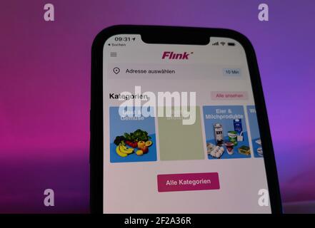 Berlin, Deutschland. März 2021, 11th. Die App des mobilen Supermarkts Flink auf einem iPhone. Über eine schlecht gesicherte Programmschnittstelle konnte ohne Autorisierung auf Kundendaten zugegriffen werden. Die Sicherheitslücke ist inzwischen geschlossen. Das Start-up ist bisher in Berlin, Hamburg, München und Nürnberg aktiv, zumindest in einigen Teilen der Stadt. Der Service kauft im Auftrag der Kunden aus konventionellen Supermärkten Waren ein und liefert sie mit Fahrradkurierern. Quelle: Christoph Dernbach/dpa/Alamy Live News Stockfoto