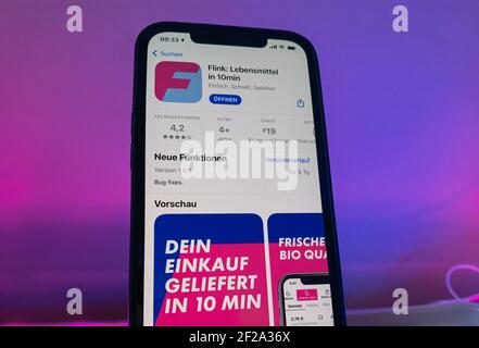 Berlin, Deutschland. März 2021, 11th. Die App des mobilen Supermarkts Flink im Apple App Store auf einem iPhone. Über eine schlecht gesicherte Programmschnittstelle konnte ohne Autorisierung auf Kundendaten zugegriffen werden. Die Sicherheitslücke ist inzwischen geschlossen. Das Start-up ist bisher in Berlin, Hamburg, München und Nürnberg aktiv, zumindest in einigen Teilen der Stadt. Der Service kauft im Auftrag der Kunden aus konventionellen Supermärkten Waren ein und liefert sie mit Fahrradkurierern. Quelle: Christoph Dernbach/dpa/Alamy Live News Stockfoto