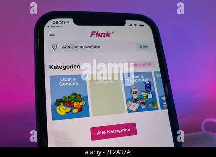 Berlin, Deutschland. März 2021, 11th. Die App des mobilen Supermarkts Flink auf einem iPhone. Über eine schlecht gesicherte Programmschnittstelle konnte ohne Autorisierung auf Kundendaten zugegriffen werden. Die Sicherheitslücke ist inzwischen geschlossen. Das Start-up ist bisher in Berlin, Hamburg, München und Nürnberg aktiv, zumindest in einigen Teilen der Stadt. Der Service kauft im Auftrag der Kunden aus konventionellen Supermärkten Waren ein und liefert sie mit Fahrradkurierern. Quelle: Christoph Dernbach/dpa/Alamy Live News Stockfoto