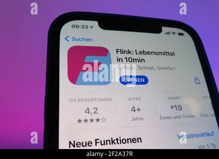 Berlin, Deutschland. März 2021, 11th. Die App des mobilen Supermarkts Flink im Apple App Store auf einem iPhone. Über eine schlecht gesicherte Programmschnittstelle konnte ohne Autorisierung auf Kundendaten zugegriffen werden. Die Sicherheitslücke ist inzwischen geschlossen. Das Start-up ist bisher in Berlin, Hamburg, München und Nürnberg aktiv, zumindest in einigen Teilen der Stadt. Der Service kauft im Auftrag der Kunden aus konventionellen Supermärkten Waren ein und liefert sie mit Fahrradkurierern. Quelle: Christoph Dernbach/dpa/Alamy Live News Stockfoto