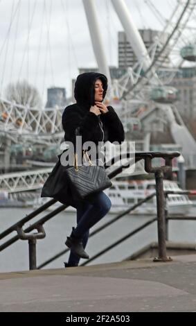 Ein Fußgänger in Westminster, im Zentrum von London, spürt den Wind, nachdem nächtliche Stürme über das Vereinigte Königreich gefegt wurden. Bilddatum: Donnerstag, 11. März 2021. Stockfoto