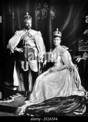 König George V. und Königin Mary zur Zeit ihrer Krönung, Juni 1911. Aus dem Buch: "FINCHLEY CELEBRATIONS ROYAL SILVER JUBILEE May 1935 Souvenir Handbook". George V war vom 6. Mai 1910 bis zu seinem Tod im Jahr 1936 König des Vereinigten Königreichs und der britischen Dominionen und Kaiser von Indien. Mary of Teck war von 1910 bis 1936 Königin des Vereinigten Königreichs und der britischen Dominion als Ehefrau von König George V. Stockfoto