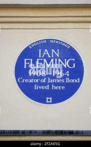 London, Großbritannien. Gedenktafel: 'IAN FLEMING 1908-1964 Schöpfer von James Bond lebte hier' in der 22 Ebury Street, Belgravia, SW1W Stockfoto