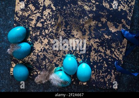 Mystische Färbung Ostereier mit Zweigen auf blauem Hintergrund. Hintergrund mit Kopierbereich. Selektiver Fokus Stockfoto