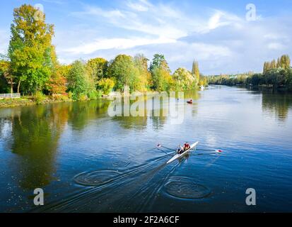 Drohnenansicht eines Ruderbootes (coxless Pair) auf der Oise, Butry sur Oise, Val d'Oise, Frankreich Stockfoto