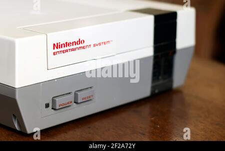 Rom, Italien, 23. Dezember 2020: Eine klassische Nintendo Entertainment System Videospielkonsole. 8-Bit-Technologie. Videospiele in der 90s Stockfoto