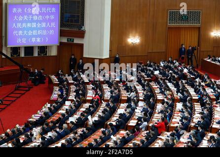 Peking, China. März 2021, 11th. Die Abschlusssitzung der vierten Sitzung des Nationalen Volkskongresses 13th (NPC) findet am 11. März 2021 in der Großen Halle des Volkes in Peking, der Hauptstadt Chinas, statt. Quelle: Zhang Yuwei/Xinhua/Alamy Live News Stockfoto