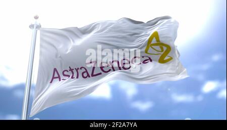 Rom, Italien, 26. Januar 2021: Weiße Flagge mit dem neuen AstraZeneca-Logo, das im Wind winkt. AstraZeneca ist ein britisches Pharmaunternehmen, das bereits Stockfoto