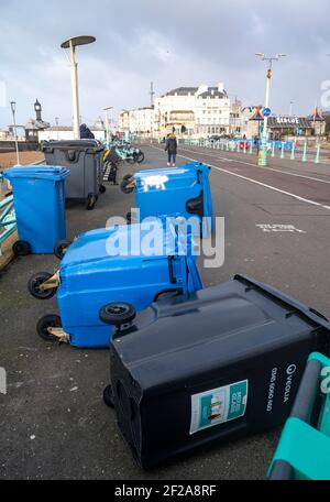 Brighton UK 11th March 2021 - Müll- und Recycling-Behälter werden heute an der Küste von Brighton überwehen, als stürmisches Wetter die Südküste umschlägt : Credit Simon Dack / Alamy Live News Stockfoto