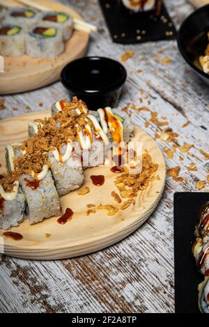 Sushi Rollen auf einem Holzteller. Sushi-Menü. Japanisches Essen. Stockfoto