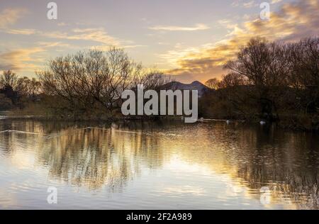 Sonnenuntergang über dem loch im Figgate Park in Edinburgh, Schottland, Großbritannien Stockfoto