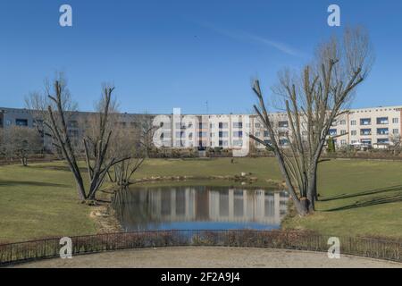 Wohnhäuser, Hufeisenteich, Lowise-Reuter-Ring, Hufeisensiedlung, Britz, Neukölln, Berlin, Deutschland Stockfoto