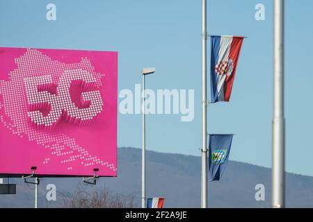 TCOM Werbung für die neue Generation von 5G High-Speed-Internet auf den Straßen von Zagreb. Stockfoto