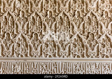 Ein kunstvolles Design in den Steinmauern im Alcazar von Sevilla oder Alcazar Palast in Sevilla Spanien Stockfoto