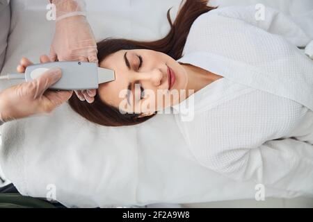 Hübsche Frau mit tiefen Reinigung Hautpflege Verfahren in der Klinik Stockfoto