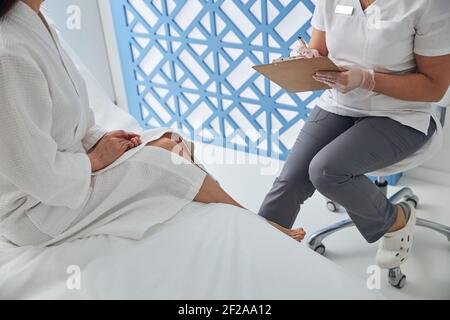 Frau mit Termin mit Arzt in der Kosmetologie Klinik Stockfoto