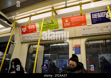 covid19 Pandemiewarnplakate auf der londoner U-Bahn Stockfoto