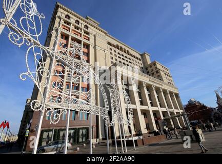 Four Seasons Hotel auf dem berühmten Manezhnaya Platz in der Nähe des Kremls in Moskau, Russland Stockfoto