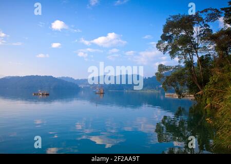 Taiwan, Nantou, Hanbi Halbinsel, Fischerboot auf Sun Moon Lake Stockfoto