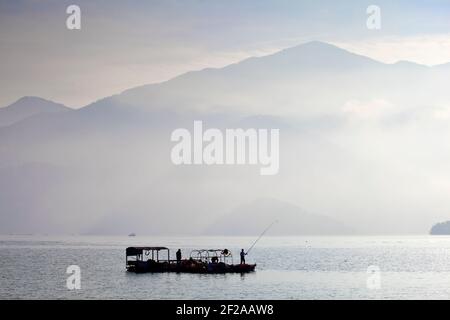 Taiwan, Nantou, Hanbi Halbinsel, Fischerboot auf Sun Moon Lake Stockfoto