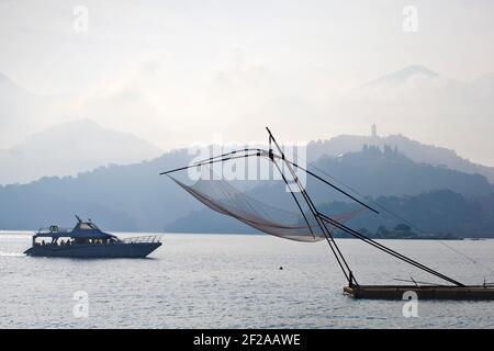 Taiwan, Nantou, Hanbi Halbinsel, Fischerboot auf Sun Moon Lake Stockfoto