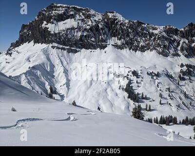 Erste Linie im Tiefschnee. Skitour in den Bergen.Blick auf den Mieserenstock. Fantastische Aussicht und eine Pulverschnee Stockfoto