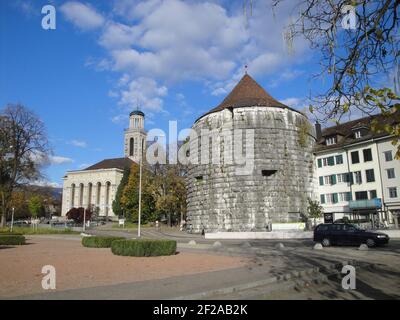 Der Burristurm ist Teil der alten StadtbefestigungenDirekt dahinter befindet sich die reformierte Kirche, die 1924 fertiggestellt wurde. Notwendig für reformierte Einwanderer Stockfoto