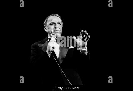 Frank Sinatra spielt live auf der Bühne des Concertgebouw in Amsterdam, Niederlande 1975, Juni 2nd (Foto Gijsbert Hanekriot) Stockfoto