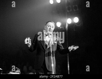 Frank Sinatra spielt live auf der Bühne des Concertgebouw in Amsterdam, Niederlande 1975, Juni 2nd (Foto Gijsbert Hanekriot) Stockfoto