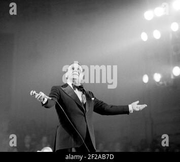 Frank Sinatra spielt live auf der Bühne des Concertgebouw in Amsterdam, Niederlande 1975, Juni 2nd (Foto Gijsbert Hanekriot) Stockfoto