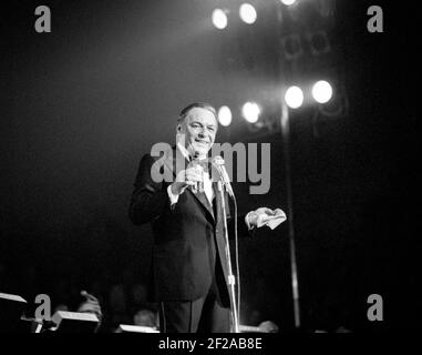 Frank Sinatra spielt live auf der Bühne des Concertgebouw in Amsterdam, Niederlande 1975, Juni 2nd (Foto Gijsbert Hanekriot) Stockfoto