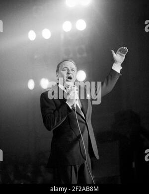 Frank Sinatra spielt live auf der Bühne des Concertgebouw in Amsterdam, Niederlande 1975, Juni 2nd (Foto Gijsbert Hanekriot) Stockfoto