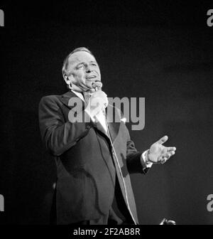 Frank Sinatra spielt live auf der Bühne des Concertgebouw in Amsterdam, Niederlande 1975, Juni 2nd (Foto Gijsbert Hanekriot) Stockfoto