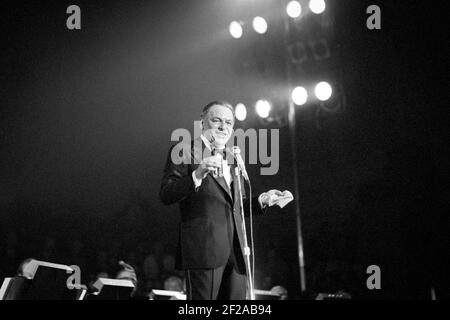 Frank Sinatra spielt live auf der Bühne des Concertgebouw in Amsterdam, Niederlande 1975, Juni 2nd (Foto Gijsbert Hanekriot) Stockfoto