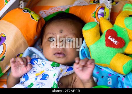 Nahaufnahme Porträt von niedlichen süßen Kleinkind Kleinkind Gefühl Wunder und erstaunt über die Umgebung. Schöne Neugeborene Baby suchen etwas unfam Stockfoto