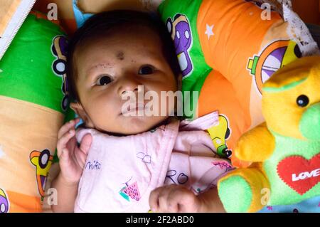 Nahaufnahme Porträt von niedlichen süßen Kleinkind Kleinkind Gefühl Wunder und erstaunt über die Umgebung. Schöne Neugeborene Baby suchen etwas unfam Stockfoto