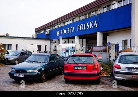 POSEN, POLEN - 16. Oktober 2013: Geparkte Autos vor einem Postamt Stockfoto